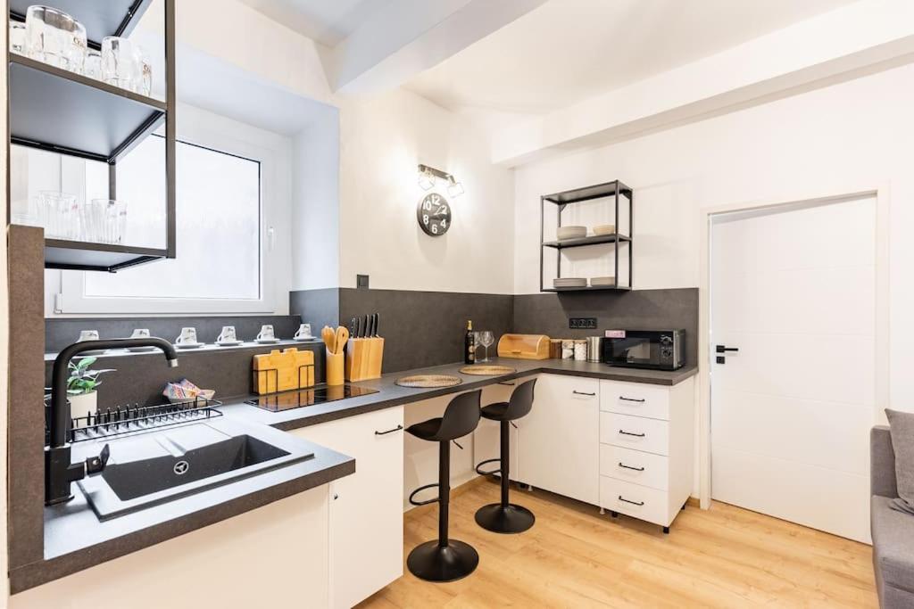 Apartment Serenity: Urban Garden Retreat